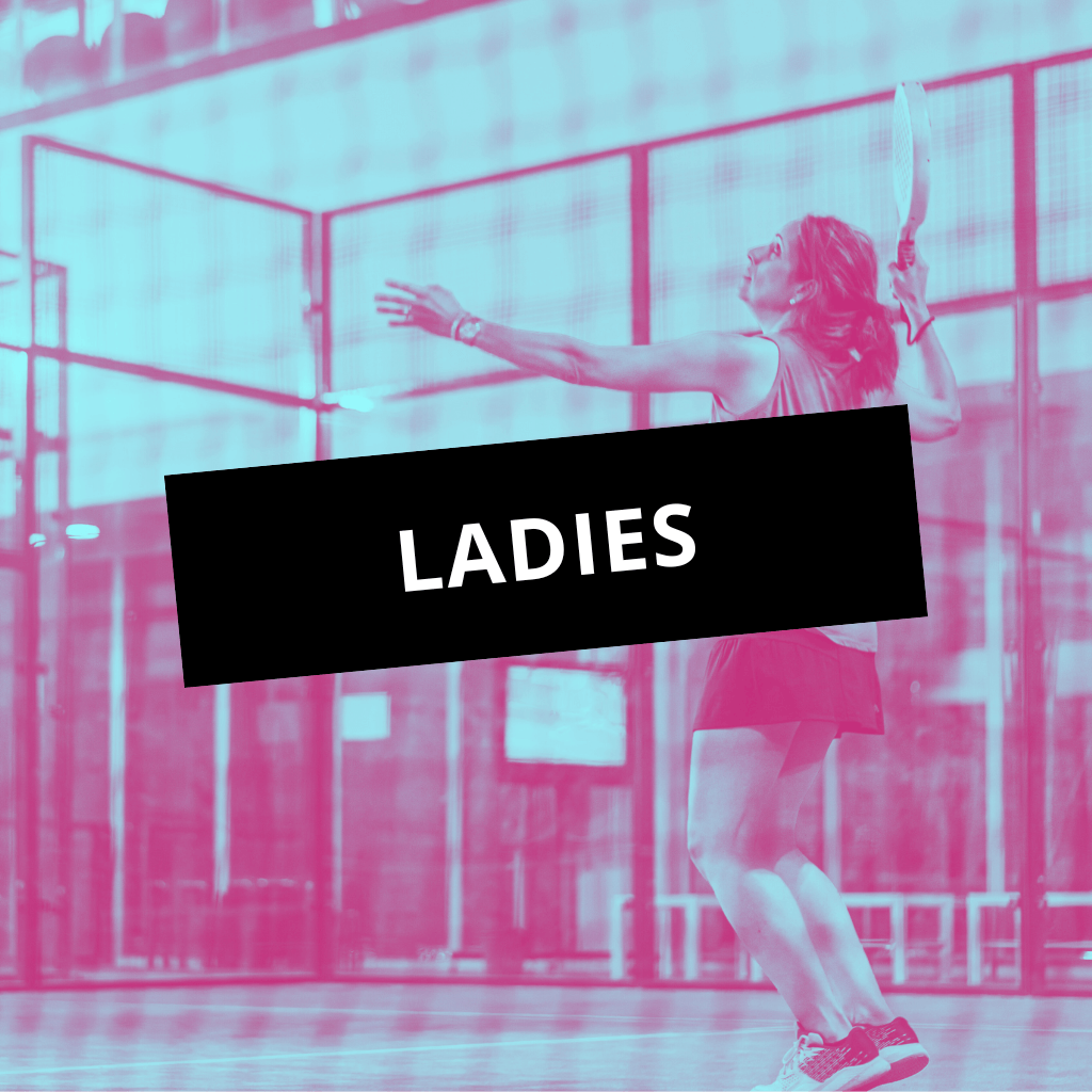 Une joueuse de padel en action sur le court, énergie et convivialité à Rennes