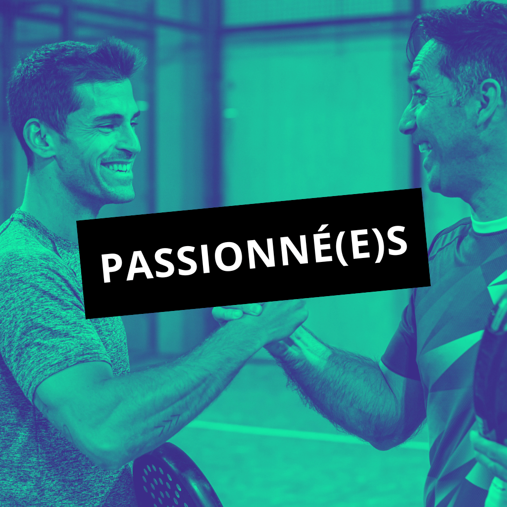 Un match de padel en double masculin, deux équipes s’affrontent sur le court à Rennes